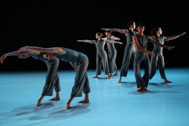 Dancers in Molissa Fenley's "Amdo." Photo: Julieta Cervantes